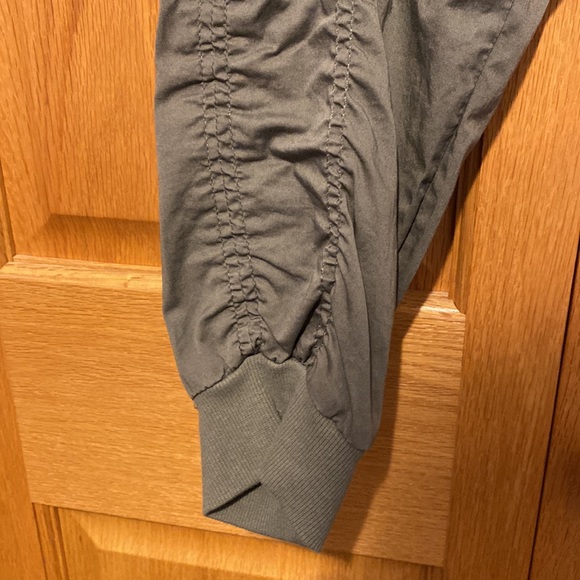 Eddie Bauer green cargo style joggers size 8. Like new condition - Picture 4 of 10